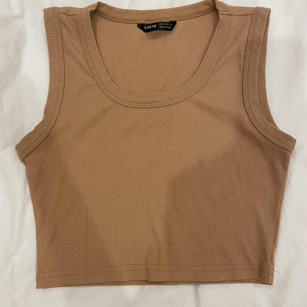 tan tank top <3